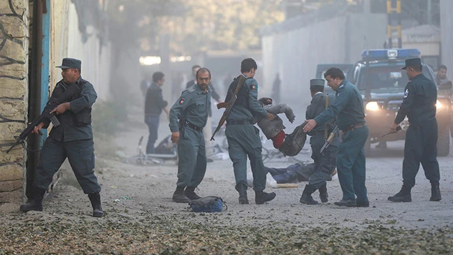 Cấp cứu người bị thương trong vụ đánh bom ở Kabul, Afghanistan, ngày 31-10-2017. Ảnh: REUTERS ​