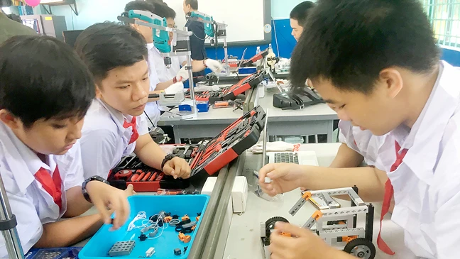 Học sinh Trường THCS Lê Quý Đôn, quận 3, hào hứng say mê với ý tưởng sáng tạo ở phòng thực hành STEM