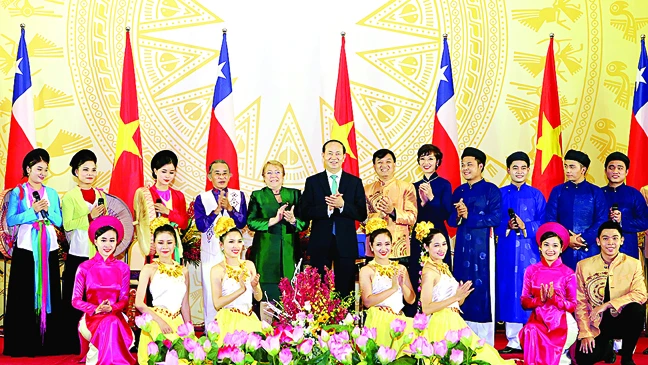 Chủ tịch nước Trần Đại Quang và Tổng thống Chile Michelle Bachelet Jeria, cùng các nghệ sĩ biểu diễn ca múa nhạc chào mừng