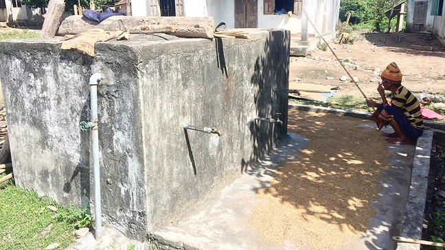 Công trình nước sạch ở làng Ba Gốc không sử dụng, dân làng tận dụng để phơi lúa