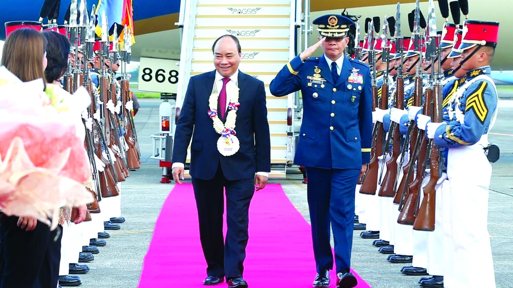 Lễ đón Thủ tướng Nguyễn Xuân Phúc tại sân bay Quốc tế Clark, Pampanga, Thủ đô Manila Ảnh: TTXVN