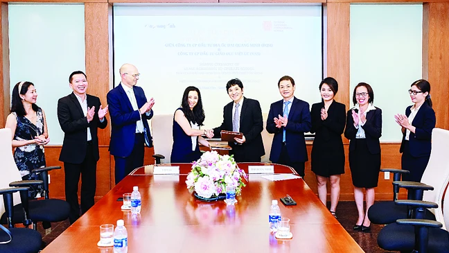 Đại diện công ty Đại Quang Minh và Trường VAS ký kết hợp đồng cho thuê cơ sở giáo dục tại Khu đô thị Sala