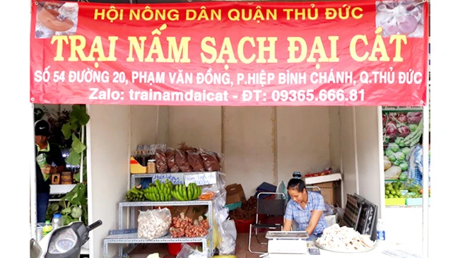 Chị Lê Thị Vịnh tham gia gian hàng nấm sạch ở Phiên chợ nông sản lần 2-2017, tại Công viên Làng Hoa - Gò Vấp