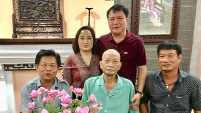 CCB Trương Đắc Trình (giữa) và đồng đội