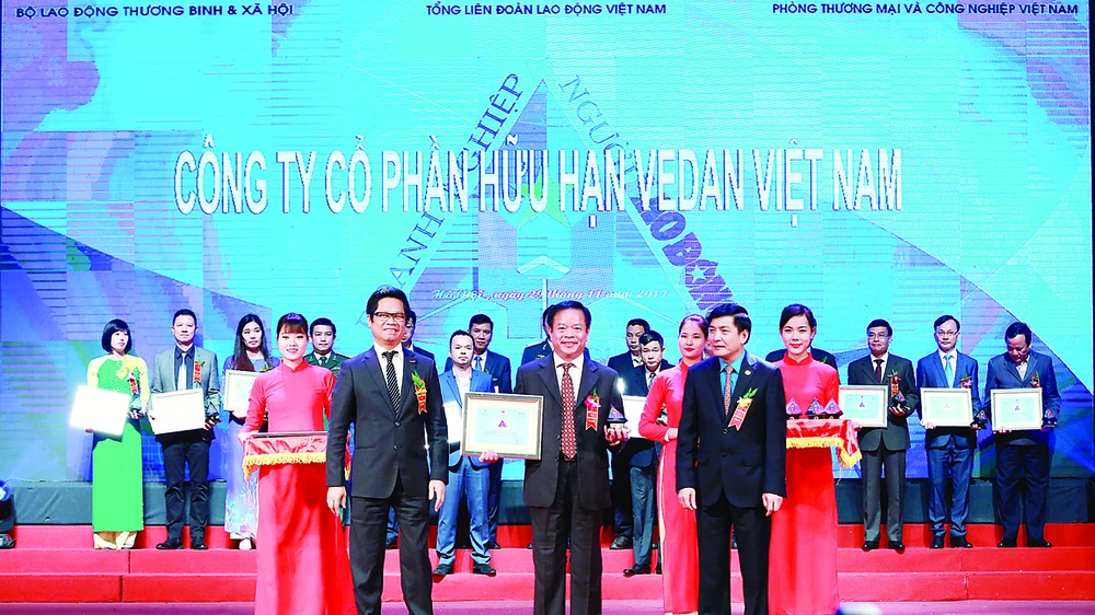Đại diện Công ty Vedan, ông Kuo Ting Hung nhận giải thưởng từ ban tổ chức