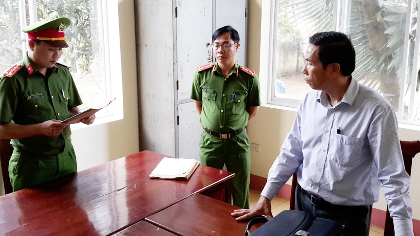 Cơ quan CSĐT Công an tỉnh Đắk Nông đọc lệnh bắt tạm giam Nguyễn Văn Dũng ​