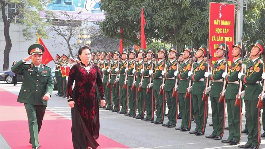Chủ tịch Quốc hội Nguyễn Thị Kim Ngân thăm Bộ Tư lệnh Thủ đô Hà Nội 