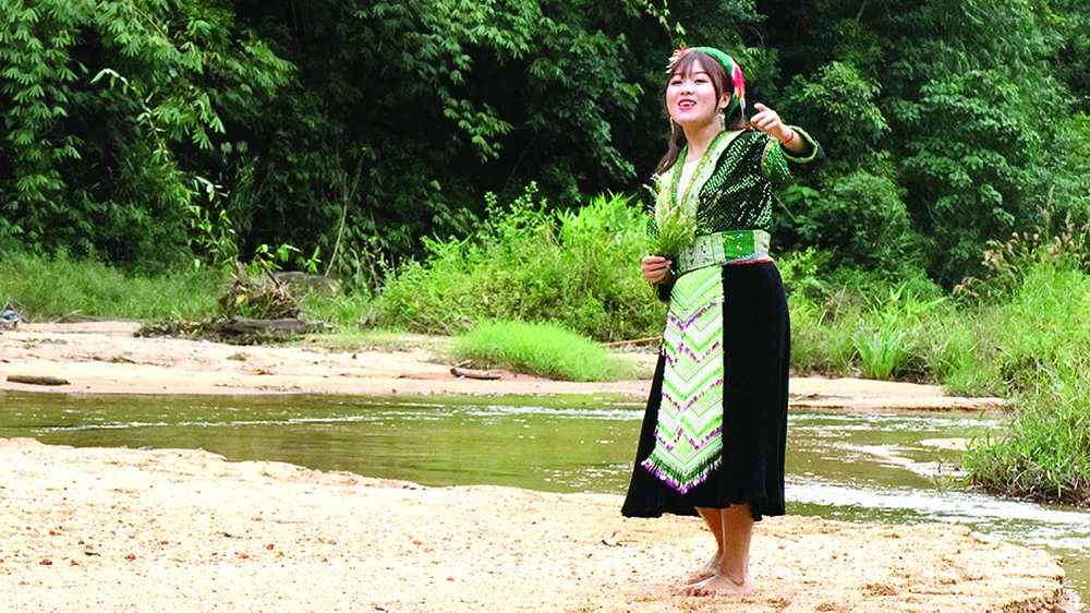 Cô giáo trẻ Thào Mai Lan ca hát giữa núi rừng