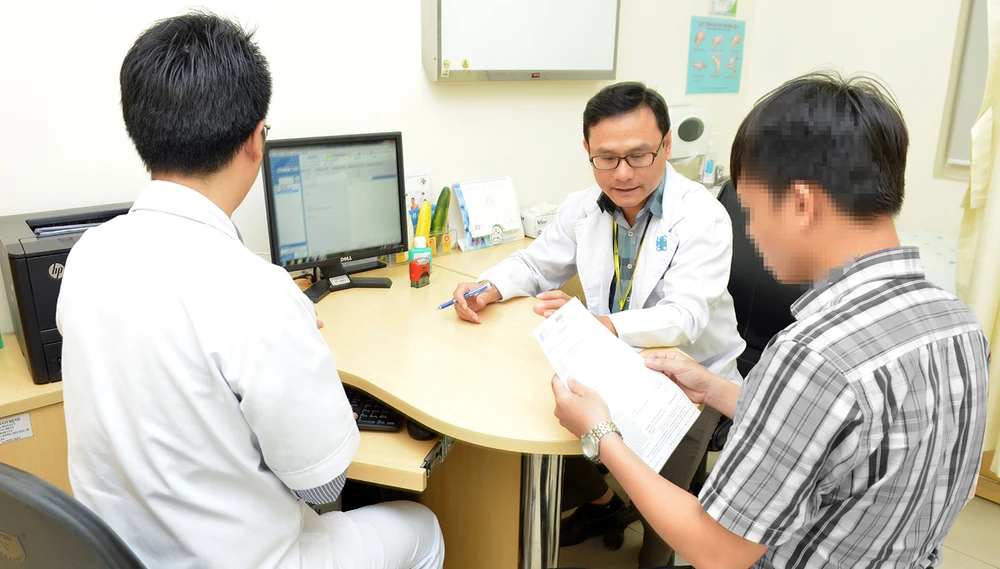 Bác sĩ Bệnh viện Đại học Y Dược TPHCM khám và tư vấn sử dụng thuốc cho bệnh nhân