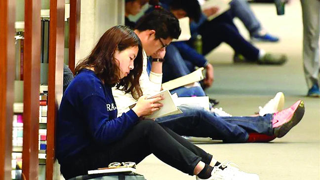 Bạn trẻ đọc sách tại Thư viện Quốc gia ở thủ đô Bắc Kinh