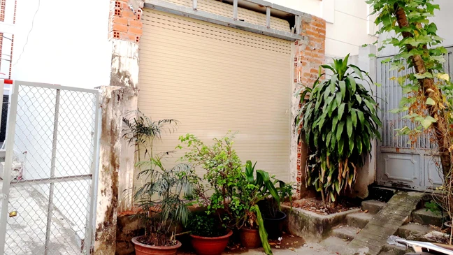 Chủ nhà 89/577A1 Nguyễn Kiệm đã đập bỏ tường rào, trổ cửa vào sân cư xá Trần Phú