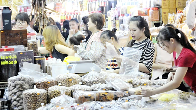 Kẹo mứt tết bán tại chợ An Đông Ảnh: CAO THĂNG