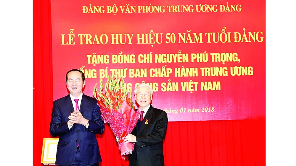Chủ tịch nước Trần Đại Quang tặng hoa chúc mừng Tổng Bí thư Nguyễn Phú Trọng