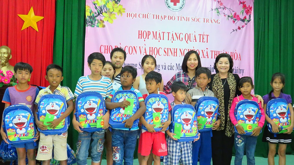 Bà con đồng hương Sóc Trăng tại TPHCM trao học bổng, quà tặng học sinh nghèo hiếu học tại quê hương