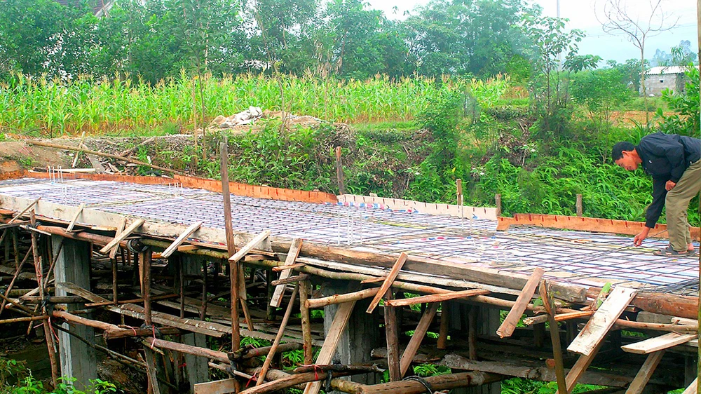 Cầu dân sinh bắc qua kênh Xóc Luyến được xây dựng bằng tiền đóng góp của người dân