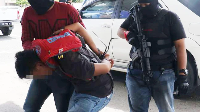 Cảnh sát chống khủng bố Malaysia bắt một nghi phạm đã giúp đưa IS xâm nhập miền Nam Philippines. Ảnh: RMP