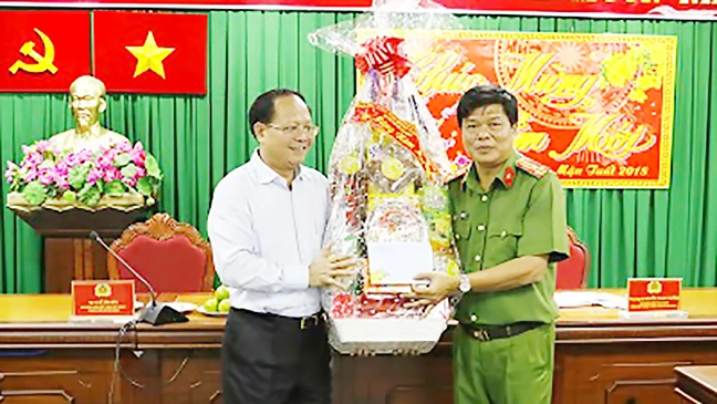 Phó Bí thư Thường trực Thành ủy Tất Thành Cang tặng quà và gửi lời chúc mừng năm mới đến Cảnh sát PCCC TP