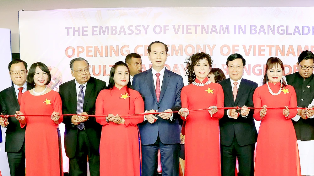 Chủ tịch nước Trần Đại Quang cắt băng khai mạc Những ngày Văn hóa Việt Nam tại Bangladesh