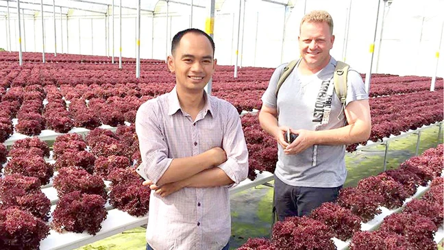Anh Nguyễn Đức Huy trong chuyến đi tìm hiểu cách làm nông nghiệp tại Malaysia