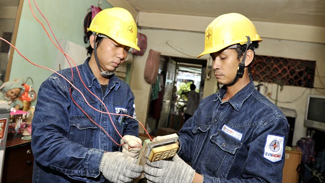 Nhân viên ngành điện sửa chữa điện cho hộ nghèo trên địa bàn TPHCM