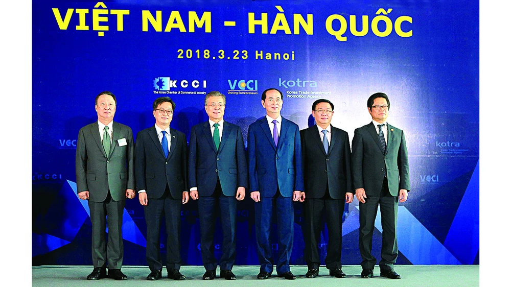 Chủ tịch nước Trần Đại Quang và Tổng thống Đại Hàn Dân Quốc Moon Jae-in cùng các đại biểu tại Diễn đàn Doanh nghiệp Việt Nam - Hàn Quốc Ảnh: TTXVN
