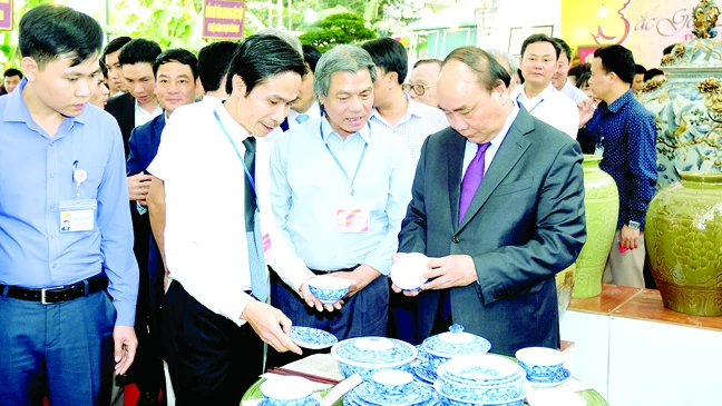 Thủ tướng Nguyễn Xuân Phúc tham quan triển lãm sản phẩm gốm sứ Bát Tràng ngày 28-3