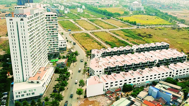 Khu dân cư mới gần bên cảng Cát Lái Ảnh: CAO THĂNG