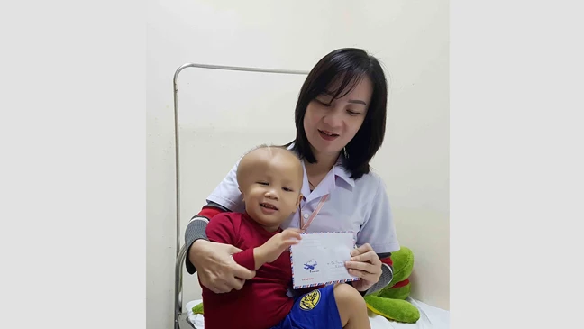 Trao thêm 14,5 triệu đồng giúp bé Trần Duy Khang