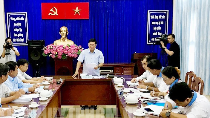 Phó Chủ tịch UBND TPHCM Huỳnh Cách Mạng chỉ đạo tại buổi tiếp dân, giải quyết khiếu nại 