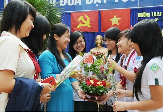 Học sinh trở về trường cũ tặng hoa tri ân cô giáo nhân Ngày Nhà giáo VN 20-11. Ảnh: Mai Hải