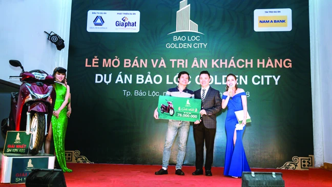 Ông Lê Dương Thế Hùng - TGĐ Công ty Bất động sản Gia Phát trao giải nhất xe SH 125i cho khách hàng may mắn