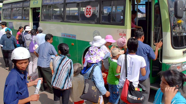 Hành khách đi xe buýt tại Bến xe An Sương Ảnh: THÀNH TRÍ