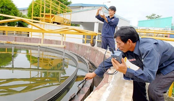 Một góc hồ xử lý nước thải tại một doanh nghiệp sản xuất xanh ở huyện Củ Chi. Ảnh: PHẠM KIM NGÂN