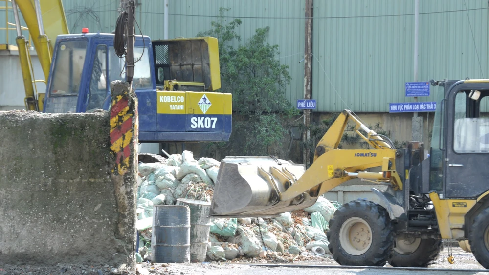 Khu xử lý rác vật liệu xây dựng tại đường Lê Đại Hành Ảnh: THÀNH TRÍ
