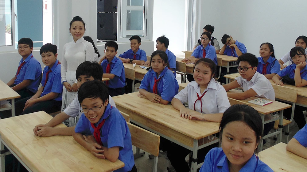 Giáo viên và học sinh Trường THCS Trần Huy Liệu (quận Phú Nhuận) trong một giờ sinh hoạt trên lớp