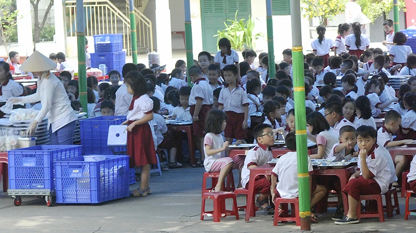 Học sinh một trường tiểu học ăn trưa. Ảnh: CAO THĂNG