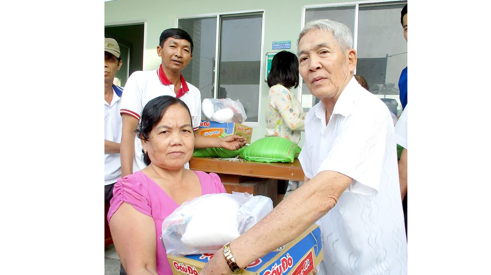 Ông Nguyễn Công Gìn trao quà từ thiện tặng người nghèo địa phương