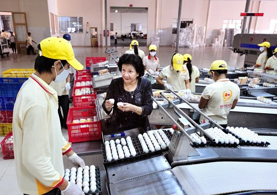 Bà Phạm Thị Huân tại xưởng sản xuất Công ty Ba Huân