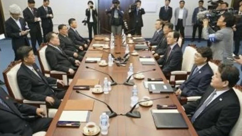 Phái đoàn Hàn Quốc (phải) và Triều Tiên (trái) tại cuộc đàm phán cấp cao liên Triều ở làng đình chiến Panmunjom ngày 1-6. Ảnh: Kyodo/TTXVN