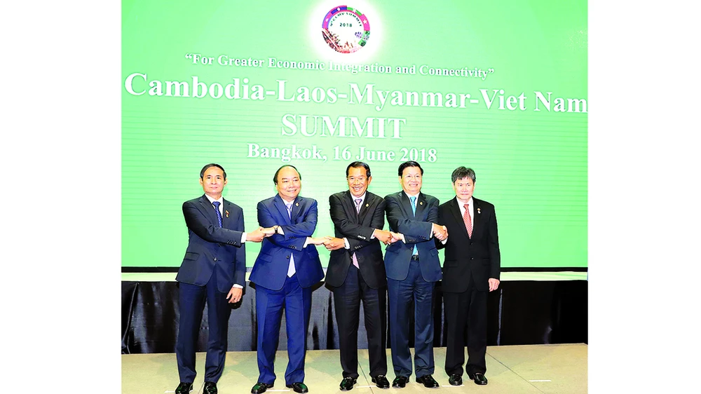 Thủ tướng Nguyễn Xuân Phúc cùng Tổng thống và Thủ tướng các nước Myanmar, Campuchia, Lào, Tổng thư ký ASEAN tại hội nghị. Ảnh: TTXVN