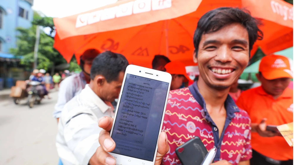 Một người dân Myanmar tươi cười sau khi đăng ký thành công dịch vụ mạng Mytel