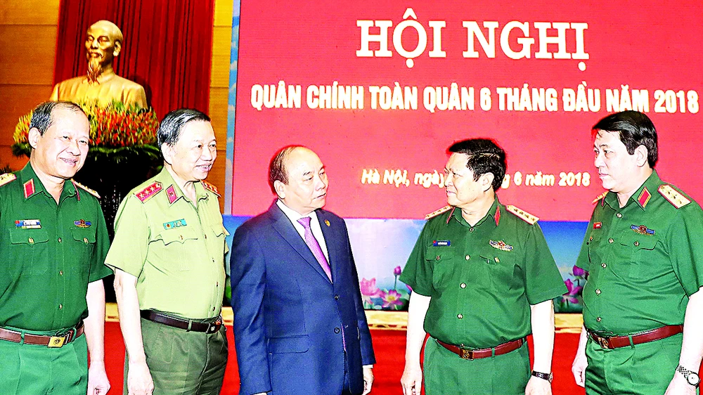 Thủ tướng Nguyễn Xuân Phúc và các đại biểu tham dự Hội nghị Quân chính toàn quân 6 tháng đầu năm 2018 Ảnh: TTXVN