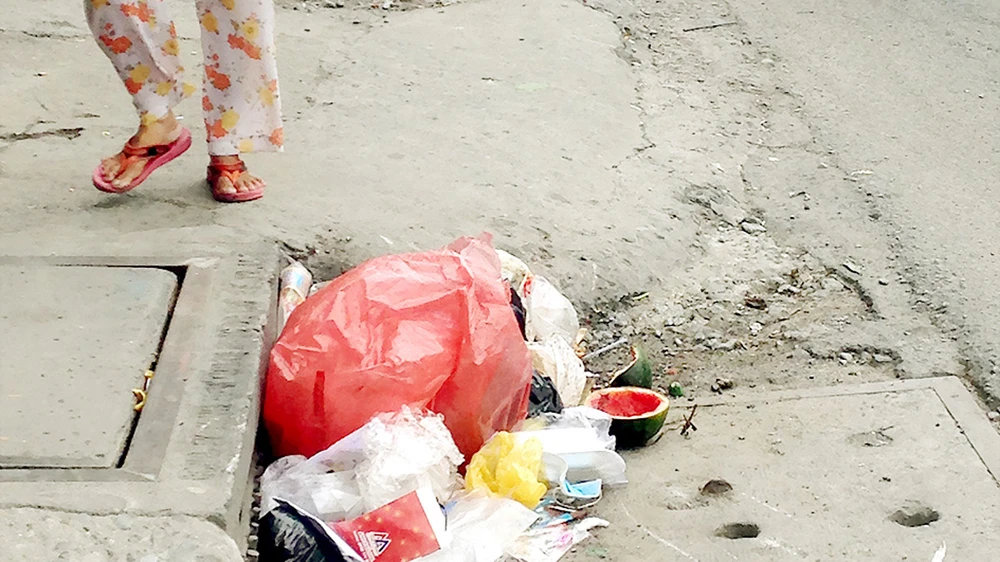 Miệng cống trên đường Nguyễn Tất Thành (quận 4) thường xuyên thành nơi chứa rác