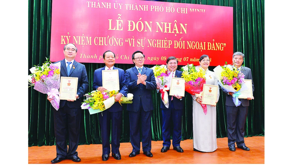 Các đồng chí lãnh đạo, nguyên lãnh đạo TPHCM nhận Kỷ niệm chương “Vì sự nghiệp đối ngoại Đảng”. Ảnh: VIỆT DŨNG
