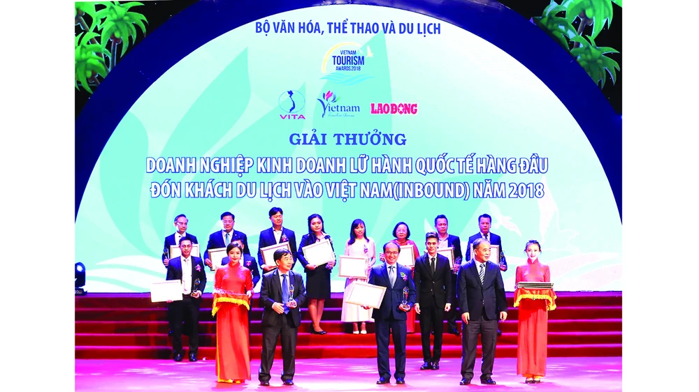 Đại diện Ban Tổng Giám đốc Công ty Dịch vụ Lữ hành Saigontourist nhận hạng mục Giải thưởng “Doanh nghiệp Kinh doanh Lữ hành Quốc tế hàng đầu Việt Nam năm 2018” tại lễ vinh danh và trao tặng giải thưởng Du lịch Việt Nam vào ngày 9-7 tại Hà Nội