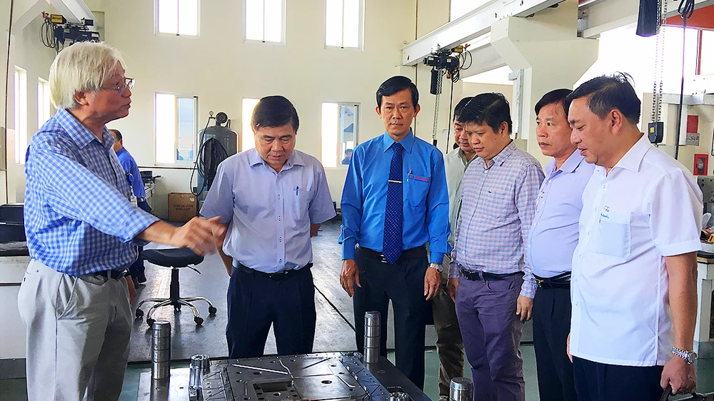 Đồng chí Nguyễn Thành Phong, Chủ tịch UBND TPHCM tham quan dây chuyền sản xuất chế tạo khuôn mẫu của Công ty TNHH Lập Phúc