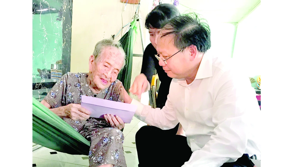 Đồng chí Tất Thành Cang thăm và tặng quà mẹ Việt Nam anh hùng