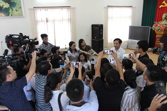 Ông Mai Văn Trinh, Cục trưởng Cục quản lý chất lượng, Bộ GD-ĐT, Tổ trưởng Tổ công tác xác minh nghi vấn điểm thi ở Sơn La trả lời phỏng vấn báo chí