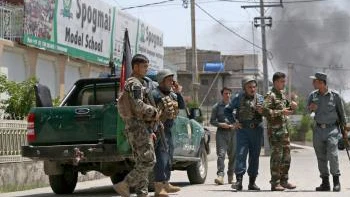Lực lượng an ninh điều tra tại hiện trường một vụ tấn công ở Jalalabad, Afghanistan ngày 28-7. Ảnh minh họa: EPA/TTXVN