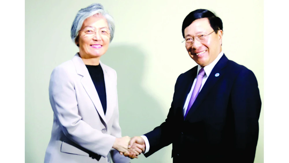 Phó Thủ tướng, Bộ trưởng Ngoại giao Phạm Bình Minh gặp Bộ trưởng Ngoại giao Hàn Quốc Kang Kyung-wha